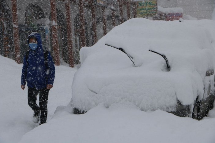 Yüksekova'da kar kalınlığı yarım metreyi aştı, 177 yerleşim biriminin yolu kapalı -5