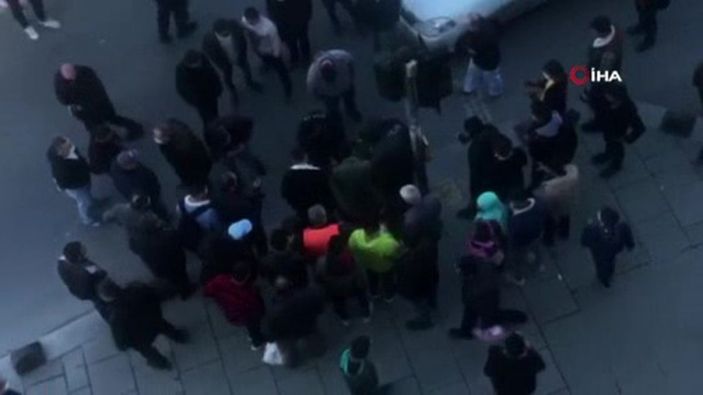 Sinir krizi geçiren eli bıçaklı genç çevredekilere korku dolu anlar yaşattı -1