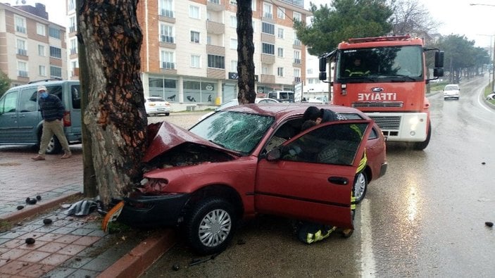 Tekirdağ'da aracın ağaca çarptığı kaza anı