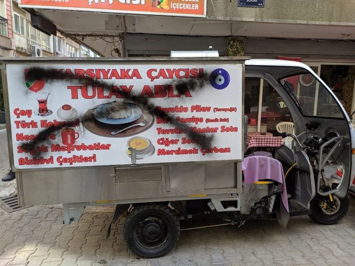 İzmir'de seyyar satıcı kadının aracına saldırı