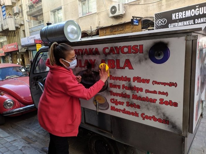 İzmir'de seyyar satıcı kadının aracına saldırı