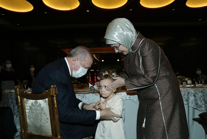 Cumhurbaşkanı Erdoğan ve eşi Emine Erdoğan sağlık ve sosyal hizmet çalışanı kadınlarla bir araya geldi -1