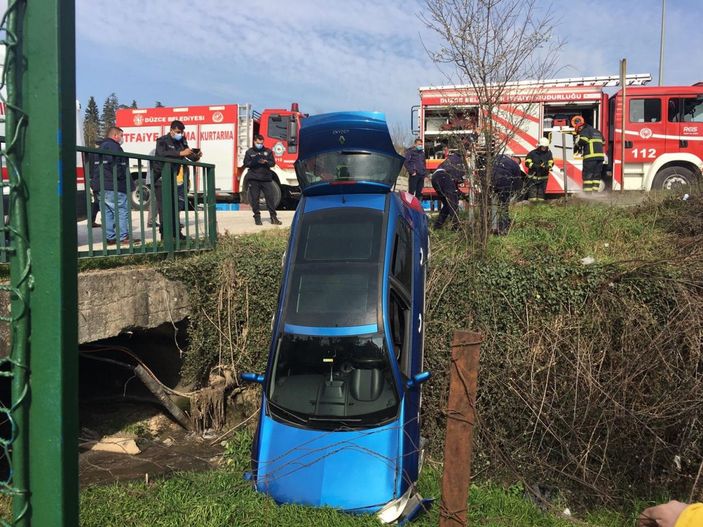 d Düzce'de dereye düşen otomobildeki anne-kız yaralandı
