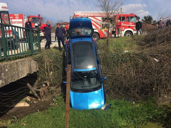 Düzce'de dereye düşen otomobildeki anne-kız yaralandı