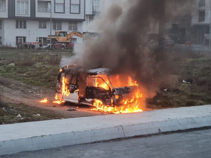 Esenyurt'ta çocukları gösterilmeyen baba aracını yaktı