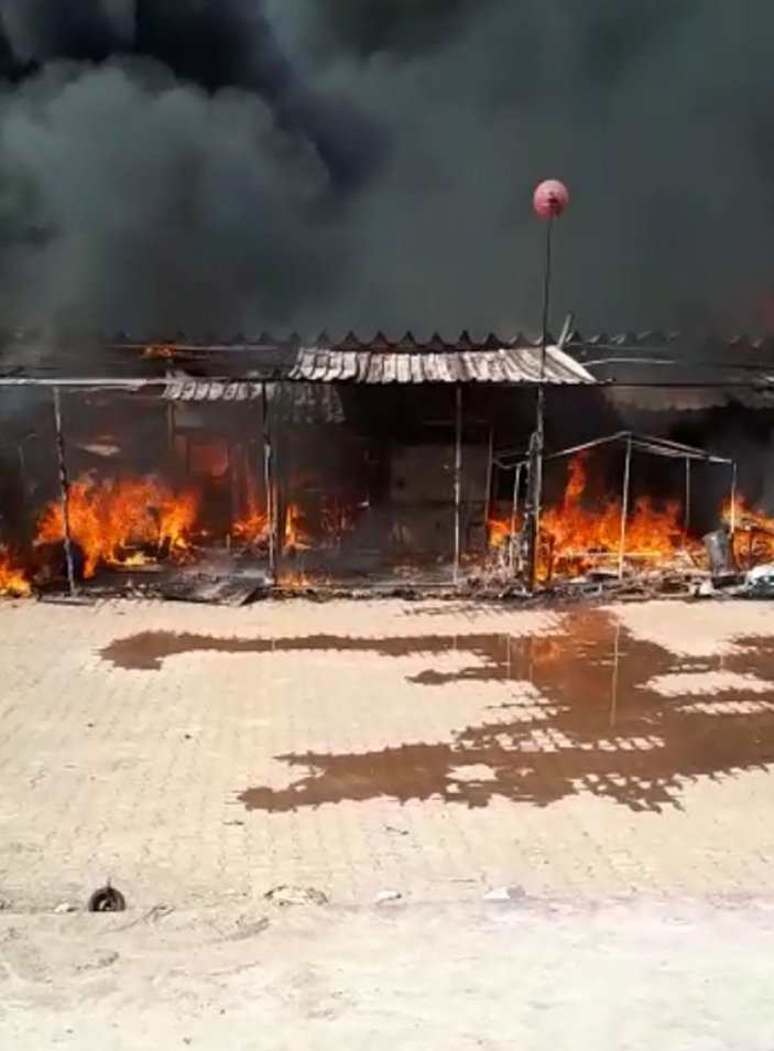 Suriyeli işçilerin kaldığı 7 baraka yandı -1