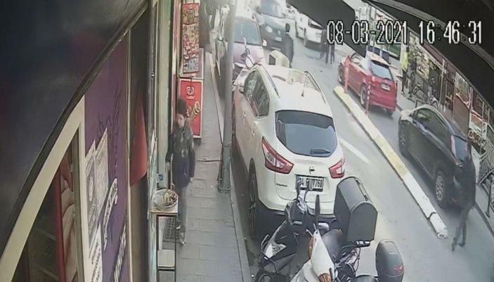 İstanbul’da dehşet anları: Annesinin gözü önünde minibüsün altında kaldı -1