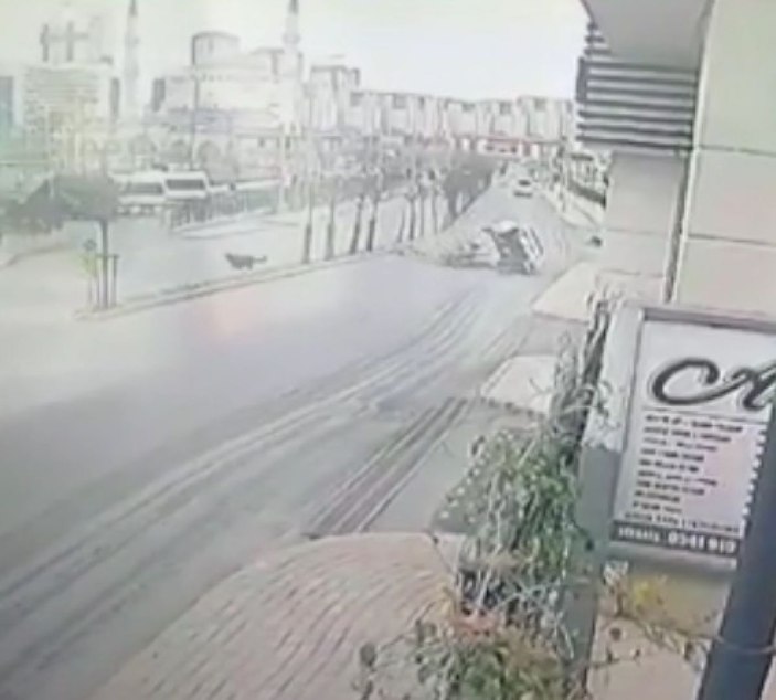 Başakşehir'de otomobilin takla attığı anlar kamerada