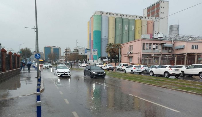 Sağanak yağmur İzmir'de etkili oldu, Kemeraltı'nda  işhanını su bastı -8