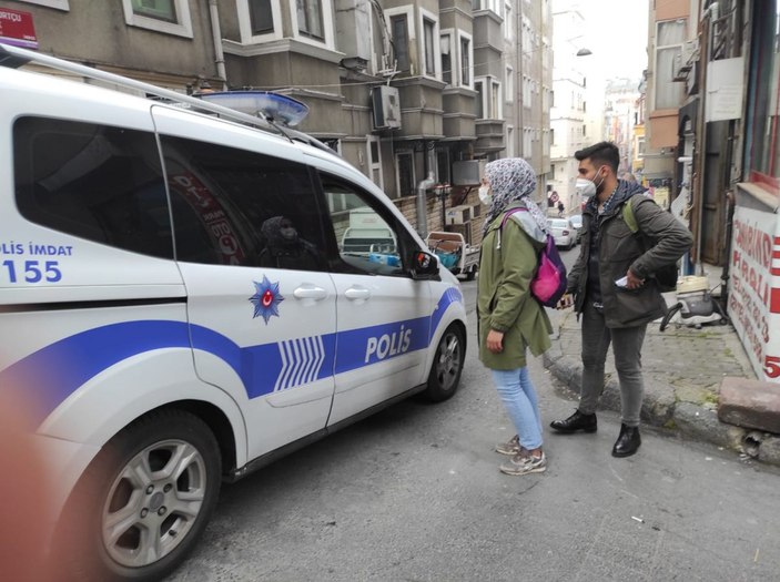 Beyoğlu'nda labarotuvar çalışanı kadın adres ararken kapkaça uğradı -3