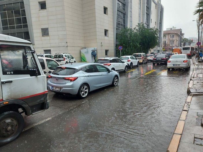 Sağanak yağmur İzmir'de etkili oldu, Kemeraltı'nda  işhanını su bastı -7