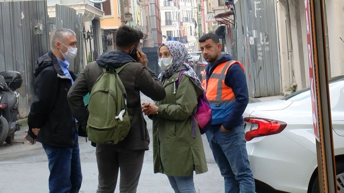 Beyoğlu'nda labarotuvar çalışanı kadın adres ararken kapkaça uğradı -1
