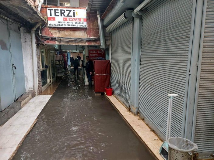 Sağanak yağmur İzmir'de etkili oldu, Kemeraltı'nda  işhanını su bastı -2