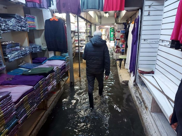 Sağanak yağmur İzmir'de etkili oldu, Kemeraltı'nda  işhanını su bastı -6