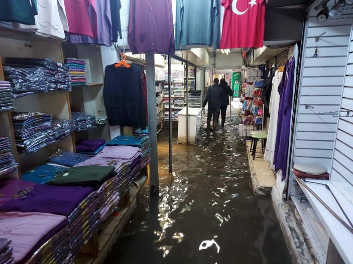 Sağanak yağmur İzmir'de etkili oldu, Kemeraltı'nda  işhanını su bastı -1
