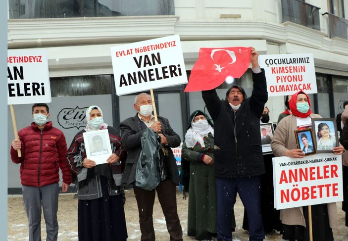 Van'da kar yağışına rağmen evlat eylemini HDP'liler engellemeye çalıştı