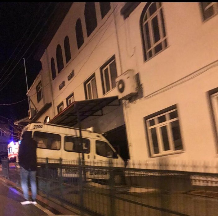Alkollü sürücü minibüsle caminin duvarına çarptı  -1