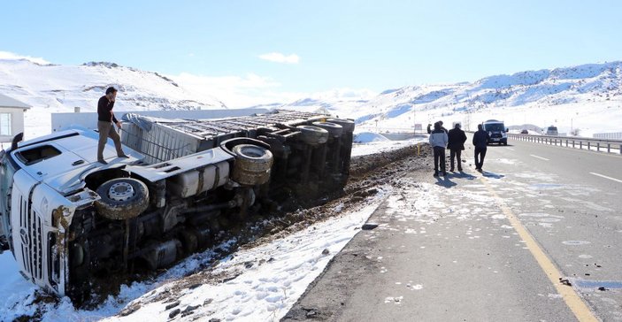 Erzurum'da yan yatan tır