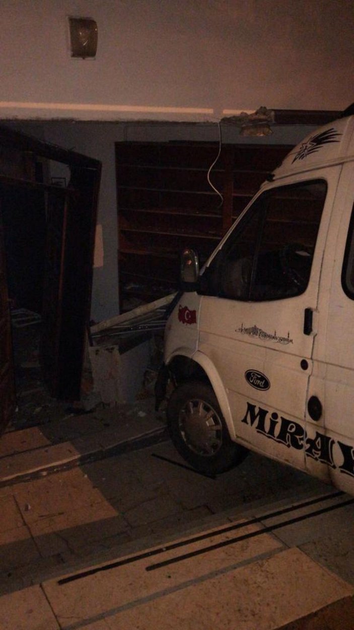 Alkollü sürücü minibüsle caminin duvarına çarptı  -5