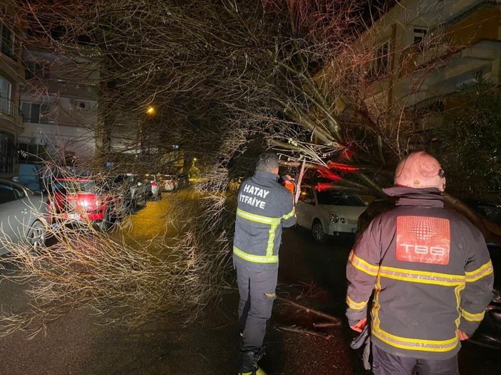 Hatay’da etkili olan fırtına araçlara zarar verdi -2