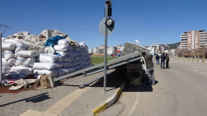 Şiddetli rüzgar ağaçları kökünden söküp çatıları uçurdu -1
