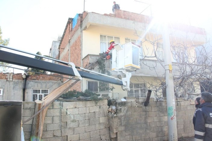 Şiddetli rüzgar ağaçları kökünden söküp çatıları uçurdu -6