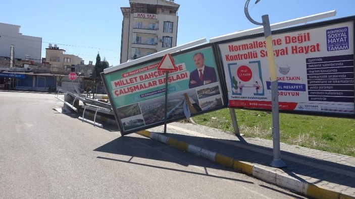 Şiddetli rüzgar ağaçları kökünden söküp çatıları uçurdu -2