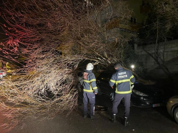 Hatay’da etkili olan fırtına araçlara zarar verdi -1