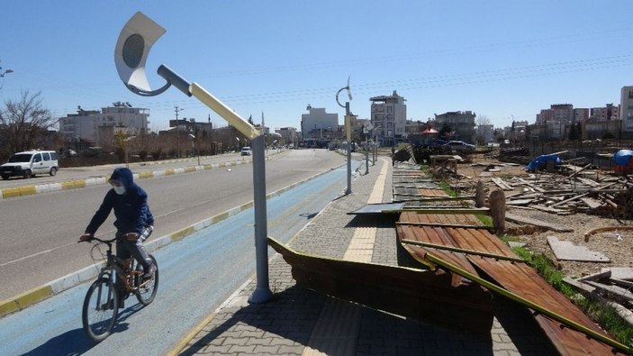 Şiddetli rüzgar ağaçları kökünden söküp çatıları uçurdu -3