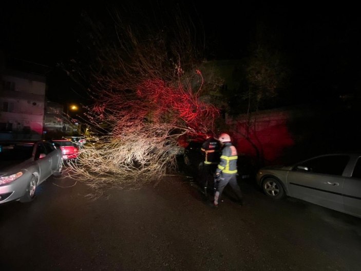 Hatay’da etkili olan fırtına araçlara zarar verdi -3