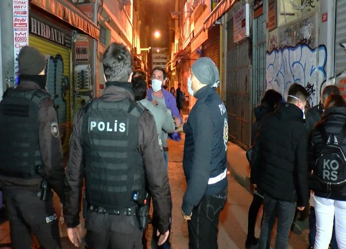 Beyoğlu'nda eğlence mekanına koronavirüs baskını: Bekçilerle müşteriler arasında arbede çıktı -4