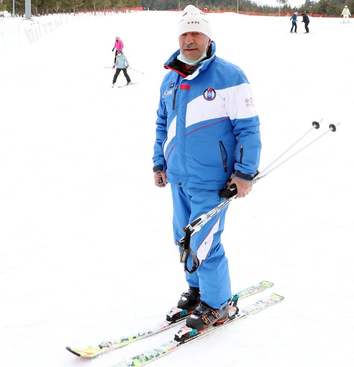 74 yaşında 50 yıldır kayak öğretiyor -4
