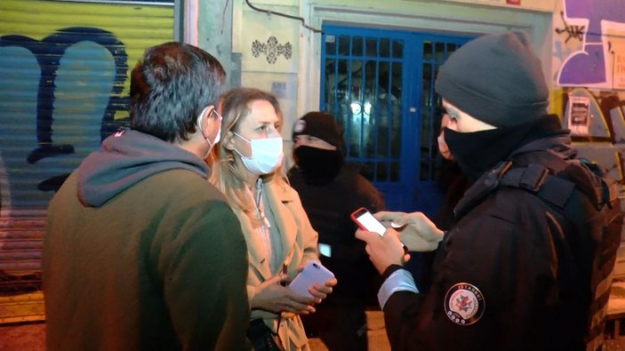Beyoğlu'nda eğlence mekanına koronavirüs baskını: Bekçilerle müşteriler arasında arbede çıktı -2