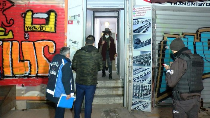 Beyoğlu'nda eğlence mekanına koronavirüs baskını: Bekçilerle müşteriler arasında arbede çıktı -3