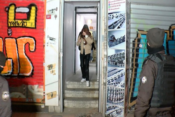 Beyoğlu'nda eğlence mekanına koronavirüs baskını: Bekçilerle müşteriler arasında arbede çıktı -6