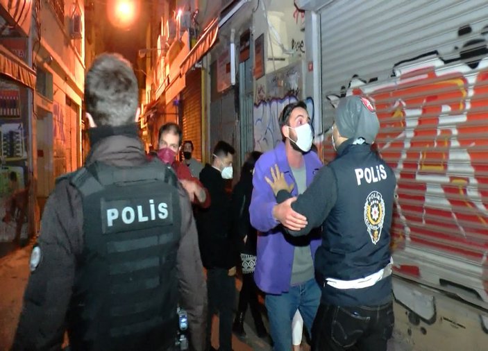Beyoğlu'nda eğlence mekanına koronavirüs baskını: Bekçilerle müşteriler arasında arbede çıktı -5