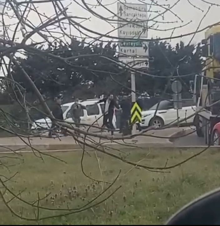 d Ataşehir'de trafikte yol verme kavgası kamerada -2