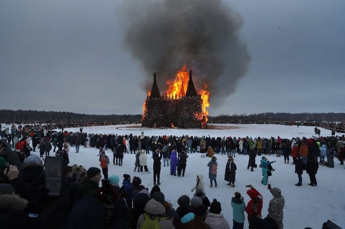 Maslenitsa Bayramı kutlamalarında dev kale Covid-19’a karşı yakıldı -6