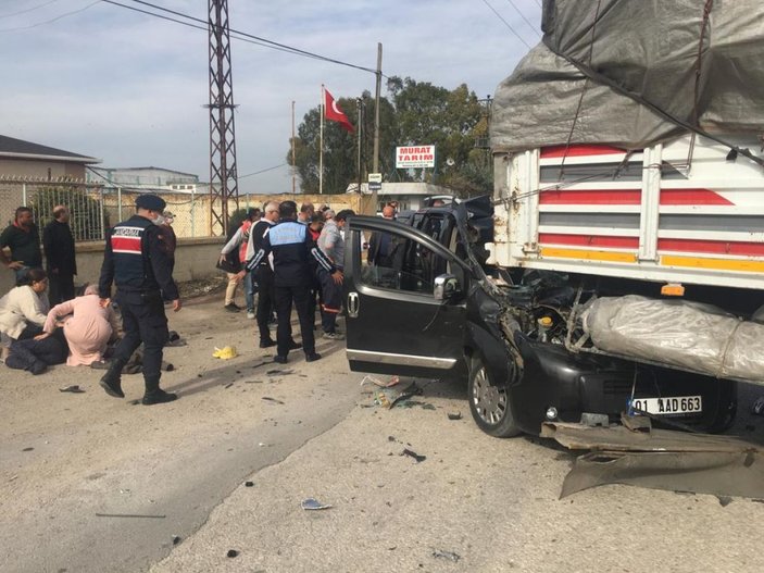 Adana’da TIR’a arkadan çarpan hafif ticari araç hurdaya döndü: 4’ü ağır 5 yaralı -6
