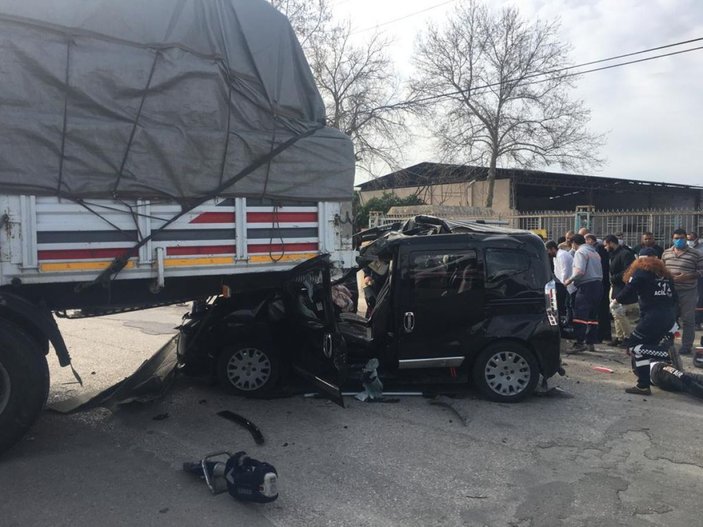 Adana’da TIR’a arkadan çarpan hafif ticari araç hurdaya döndü: 4’ü ağır 5 yaralı -2