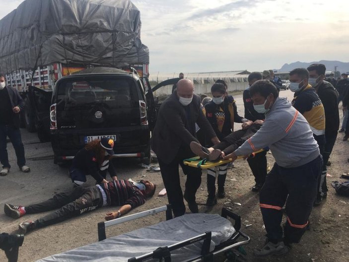 Adana’da TIR’a arkadan çarpan hafif ticari araç hurdaya döndü: 4’ü ağır 5 yaralı -1