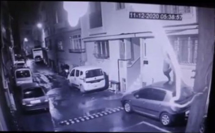 Şişli'de ikinci kattaki daireye tırmanarak giren hırsız kamerada -2