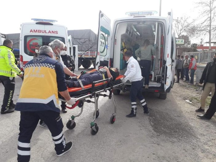 Adana’da TIR’a arkadan çarpan hafif ticari araç hurdaya döndü: 4’ü ağır 5 yaralı -5