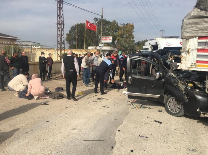 Adana’da TIR’a arkadan çarpan hafif ticari araç hurdaya döndü: 4’ü ağır 5 yaralı -4