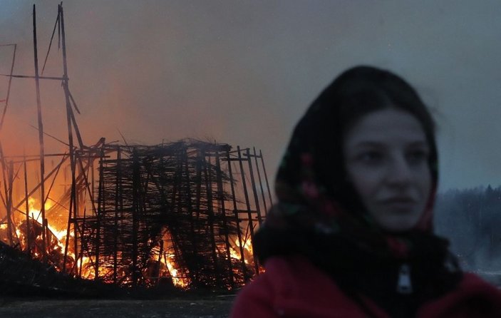 Maslenitsa Bayramı kutlamalarında dev kale Covid-19’a karşı yakıldı -8