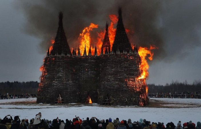 Maslenitsa Bayramı kutlamalarında dev kale Covid-19’a karşı yakıldı -2