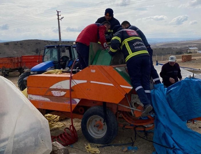 Kırıkkale'de tarım aracına sıkışan köpek kurtarıldı