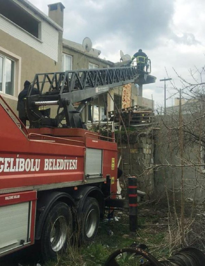 İki katlı evin merdiveni çöktü, mahsur kalan 6 kişiyi itfaiye kurtardı -2