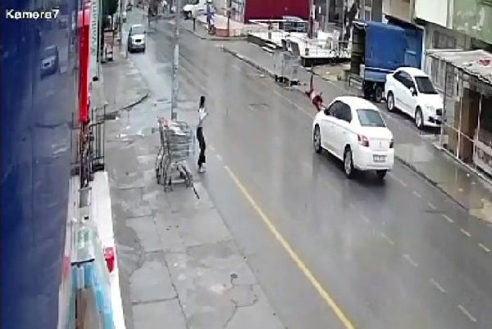 Otomobilin çocuğa çarptığı kaza, kamerada -1