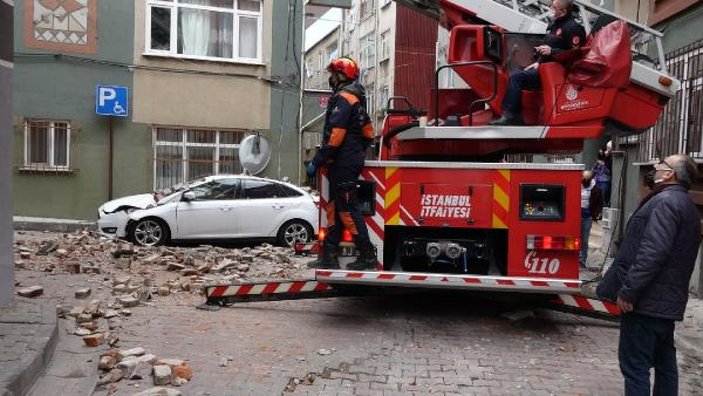 Beyoğlu'nda binanın çatı duvarı çöktü faciadan dönüldü  -4